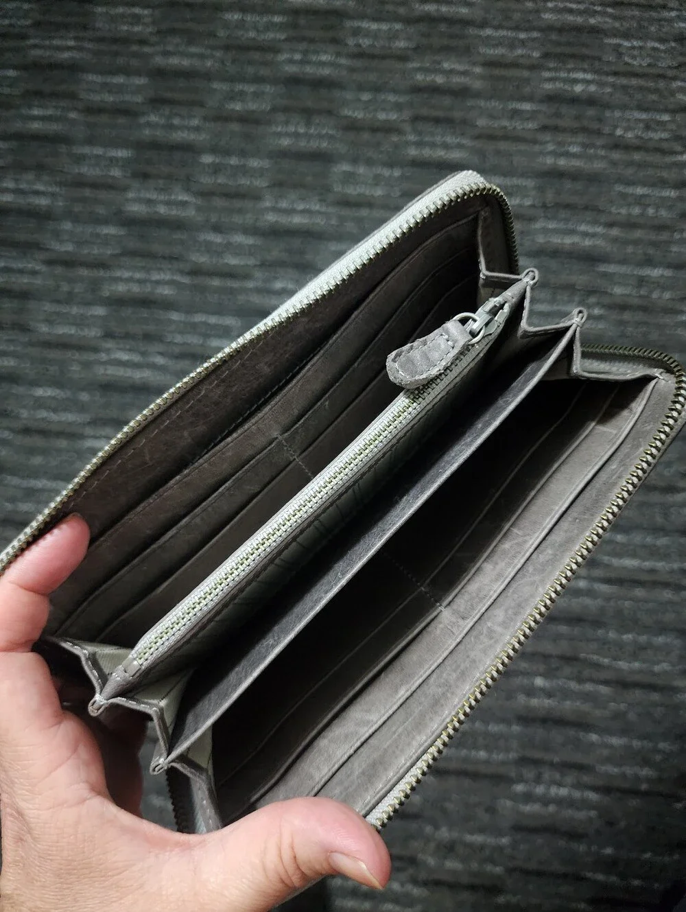 Frye Melissa Carbon Grey Zippered Wallet Card Slots 3 Pockets Genuine Leather